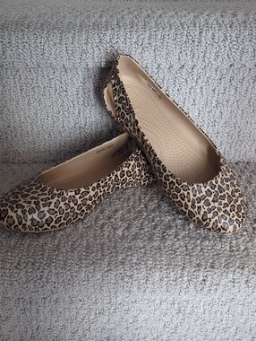 CROCS Leopard Print Size 7 Ballet Flats
